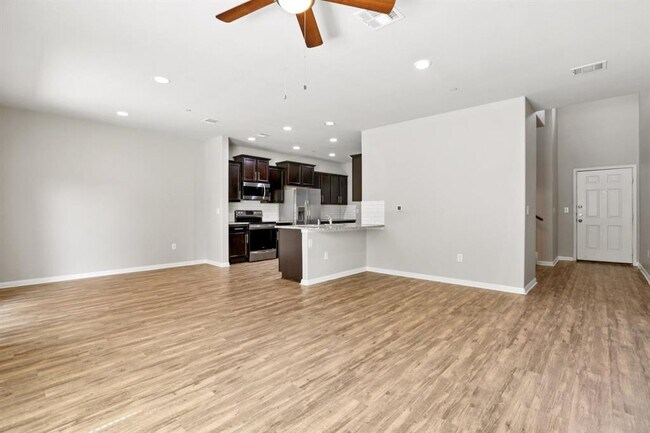 Building Photo - 516 E Slaughter Ln