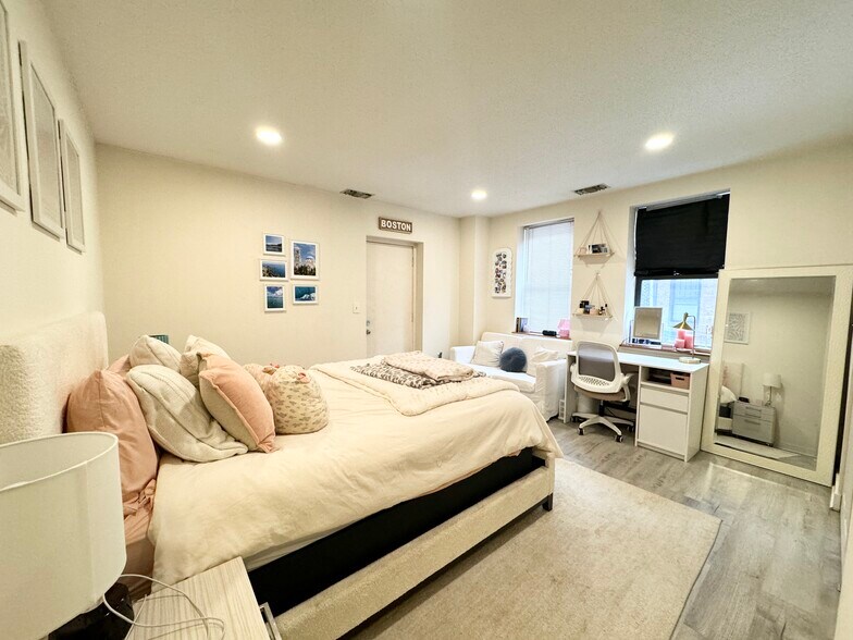 Building Photo - 111 Gainsborough St