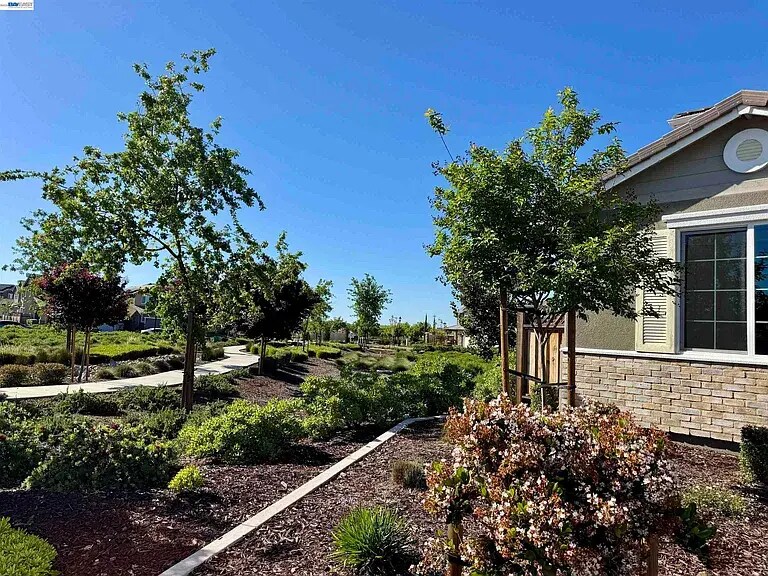 Building Photo - 464 Coolcrest Dr