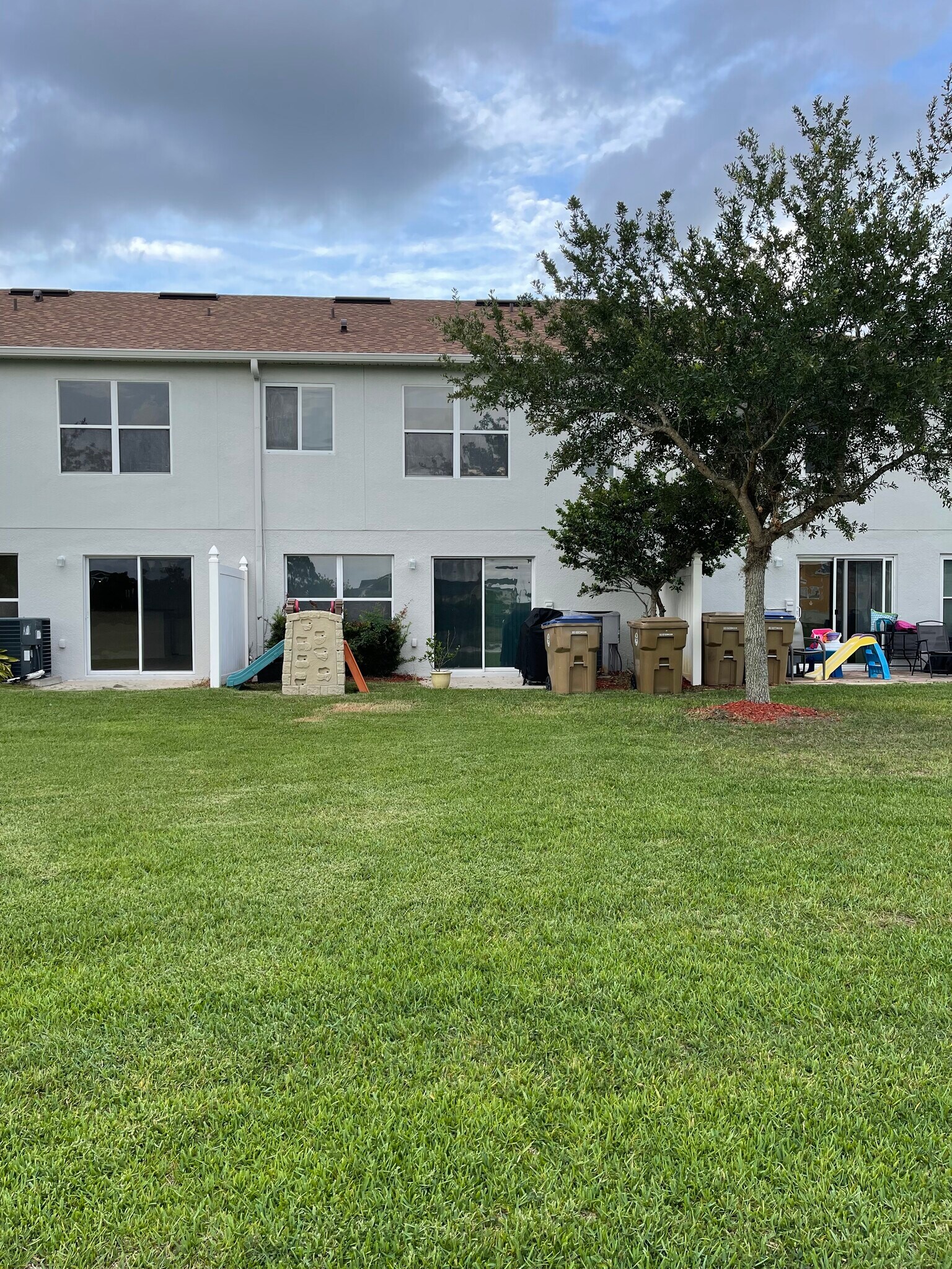 Building Photo - 2452 Hassonite St