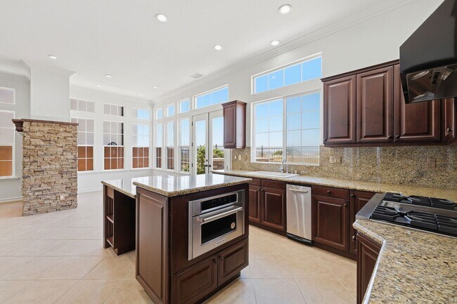Building Photo - Luxury Coastal Living in Guard-Gated Ocean Colony