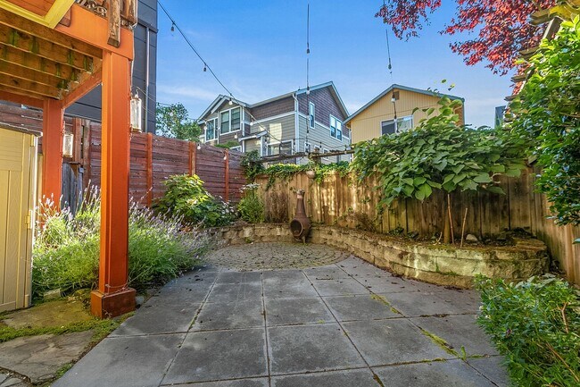 Building Photo - 3Bd/2.5Ba Seattle Townhouse