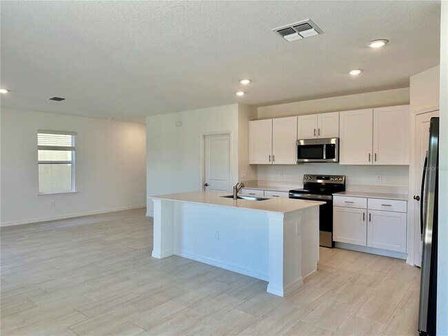 Building Photo - 17761 Pleasantview Blvd