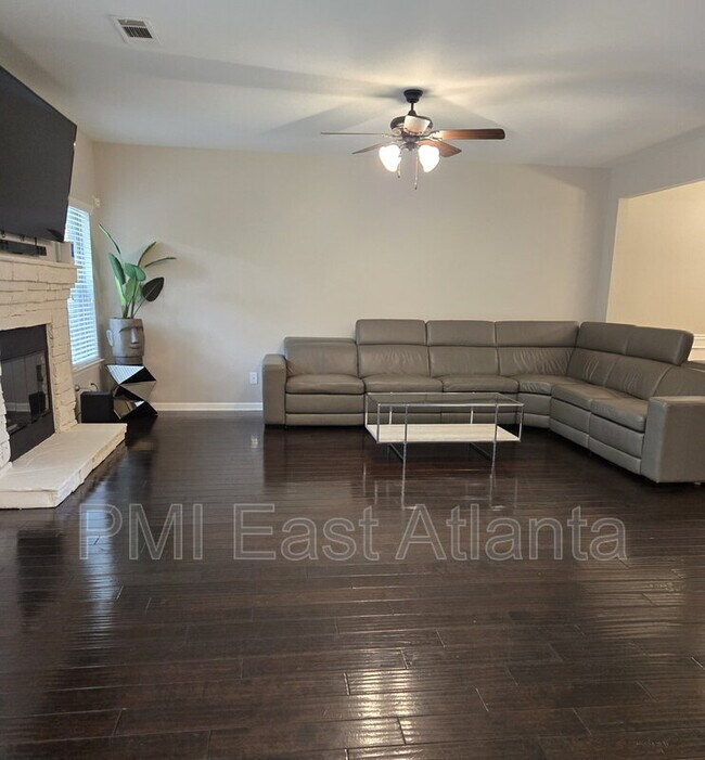 Building Photo - 422 Live Oak Pass