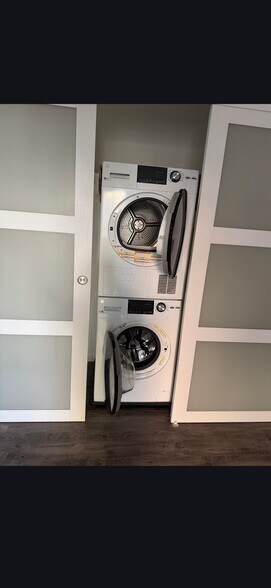 Building Photo - 512 E Ave