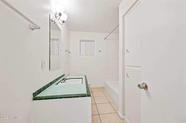 Guest Bath - 6212 N 12th Pl