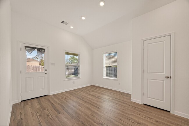 Building Photo - 1010 Schooner St