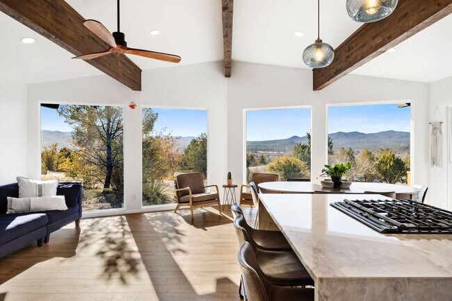 Building Photo - 828 Black Dr