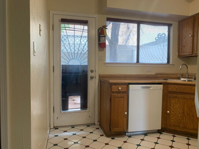 Building Photo - Townhome Style 2bed/1.5 bath