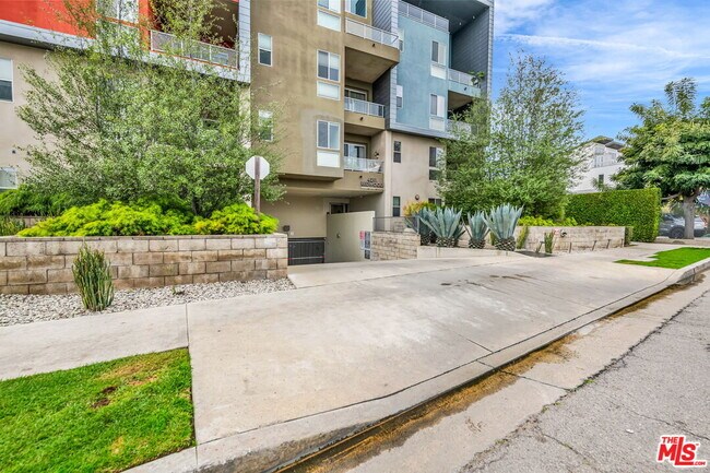 Building Photo - 4211 Redwood Ave