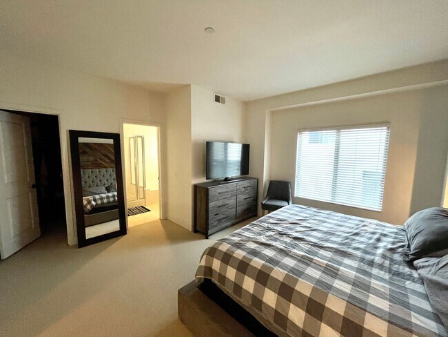 Building Photo - Modern and Chic 2 bed 2.5 bath in Newport Beach!!!