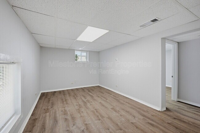 Building Photo - 310 S Barrett Ave