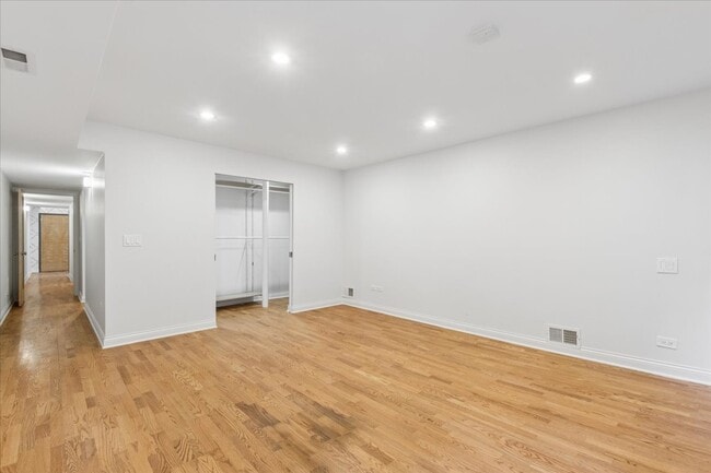 Building Photo - 1140 W Cornelia Ave