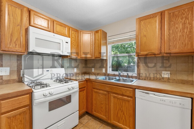 Building Photo - 1806 N Hood St