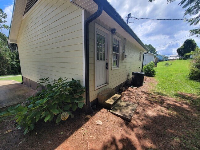 Building Photo - 2BD 1BA Home (Newly Renovated, Yardcare In...
