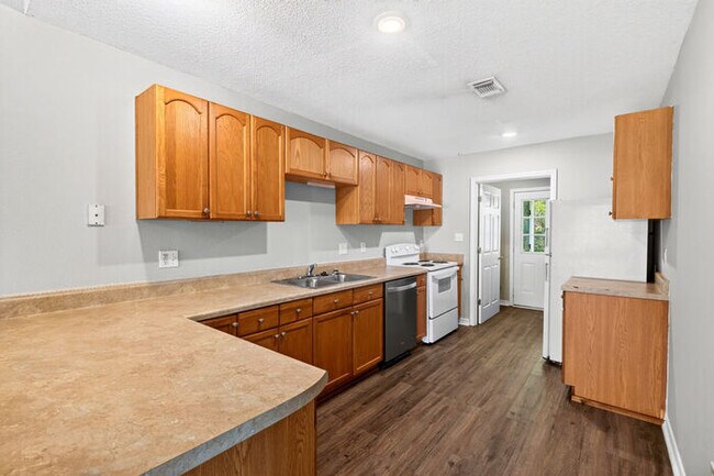 Building Photo - 15119 Deer Creek Dr