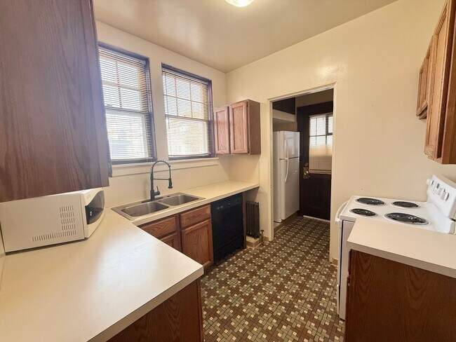 Building Photo - Massive 4 Bedroom, 2 Bath Brick Home