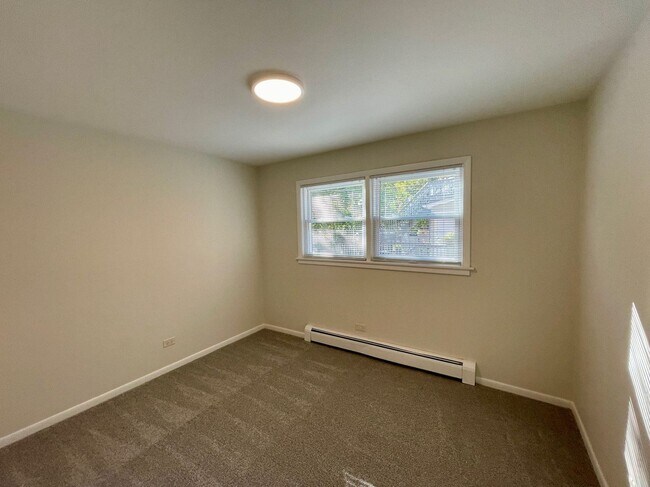 Building Photo - Freshly Renovated 3-Bed in Jefferson Park – In-Unit Laundry & Modern Upgrades!