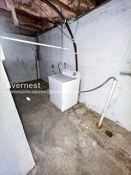 Building Photo - 1715 Longview Dr