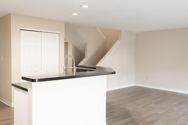 Building Photo - 5008 Stratford Pine Ln