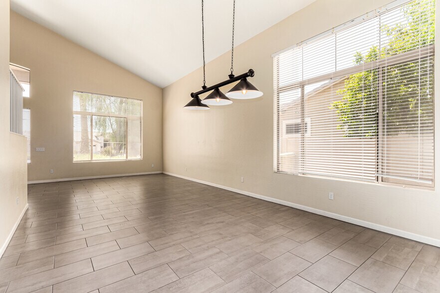 Building Photo - 6804 W Lone Cactus Dr