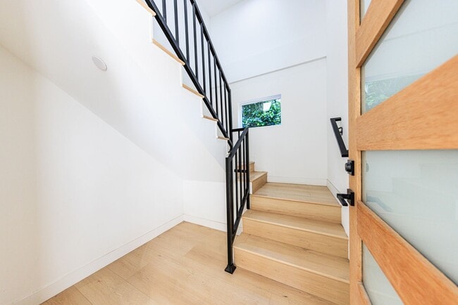 Building Photo - 2847 S Victoria Ave