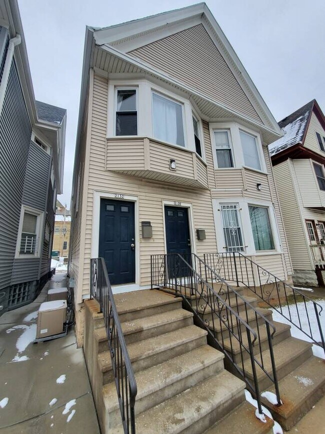 Building Photo - Spacious 5BED/2BATH Upper Near Marquette