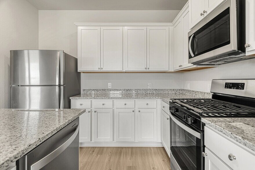 Building Photo - 424 Mustang Trot Dr