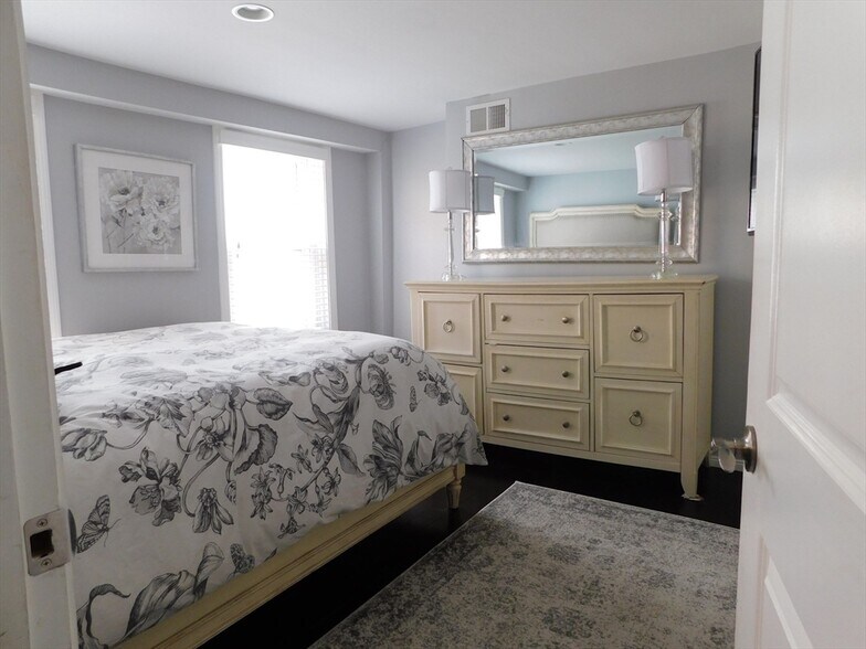 Building Photo - 215 Bolton St