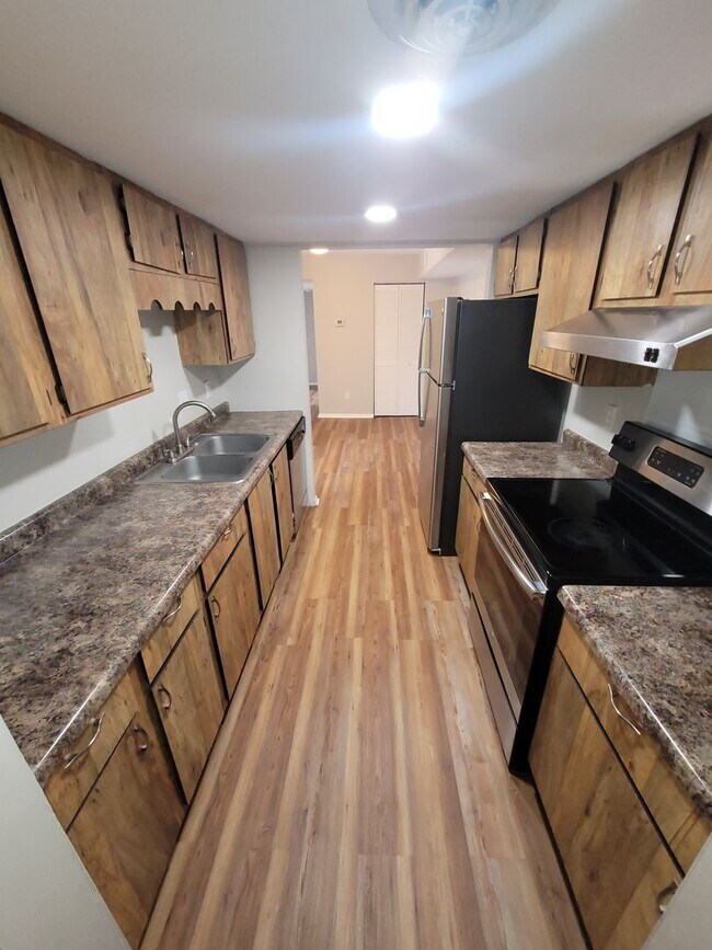 Building Photo - Charming Two-Bedroom Two Bathroom Apartment in Prime Chesterton Location!