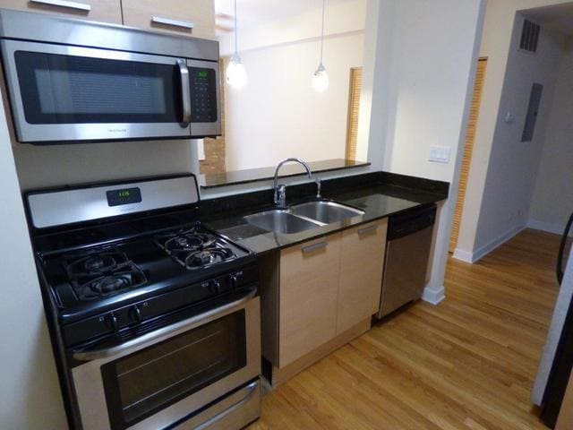 Building Photo - 1336 W Estes Ave