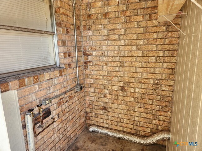 Building Photo - 908 Ticonderoga Dr