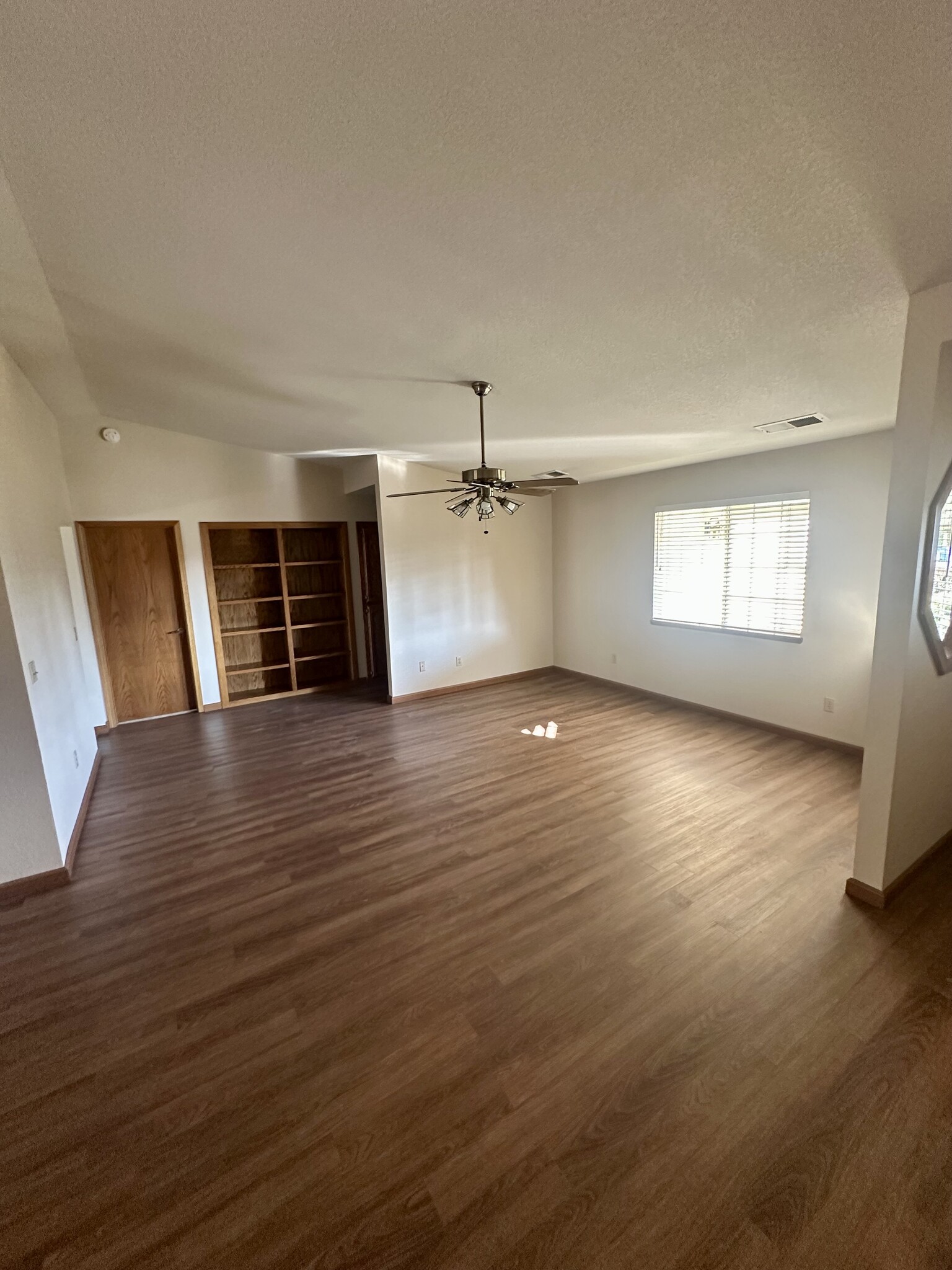 Formal Living Room - 2306 W Roby Ave