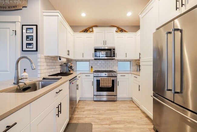 Building Photo - Charming Redmond Craftsman Retreat – Stylish 3-Bed, 3-Bath Home with Community Amenities