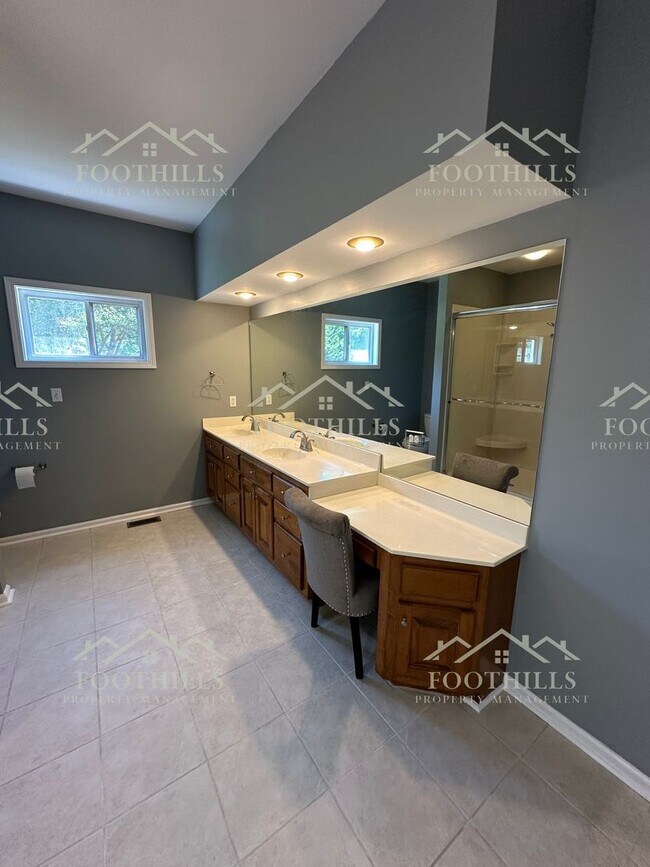 Building Photo - Stylish and Spacious 4-Bed Home with Scree...