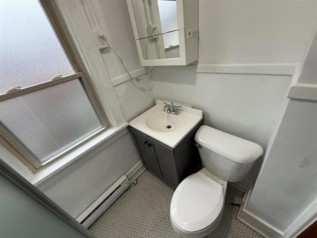 Building Photo - 10 Howard Pl