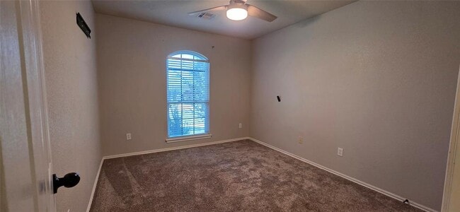 Building Photo - 913 Desert Trail