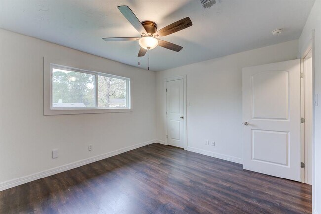 Building Photo - 560 Landfall Ln