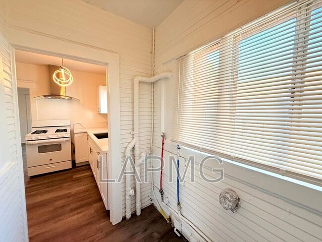 Building Photo - 1910.5 Daly St