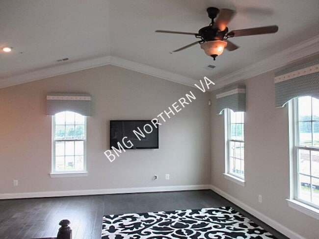 Building Photo - 24688 Hutchinson Farm Dr