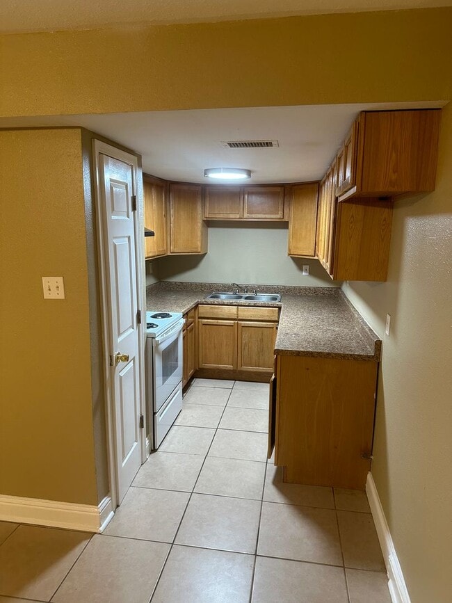 Building Photo - 3 Bedroom 2.5 Bath Townhouse