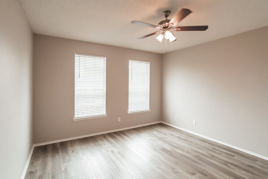 Building Photo - 7213 Park Creek Cir W