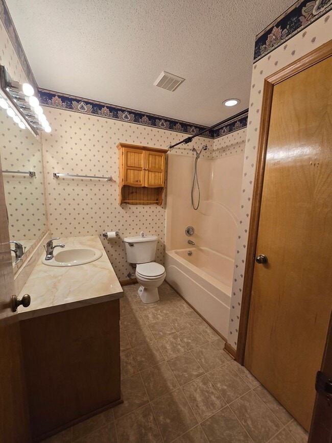 Building Photo - NEW LISTING!!!!!