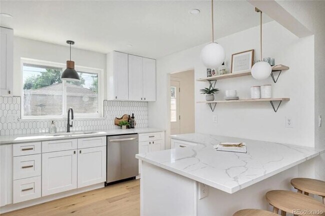 Building Photo - Recently Renovated 2Bd 1Ba Duplex with W/D and Central AC!