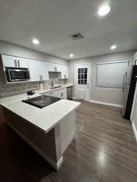 Building Photo - 518 S Mulberry