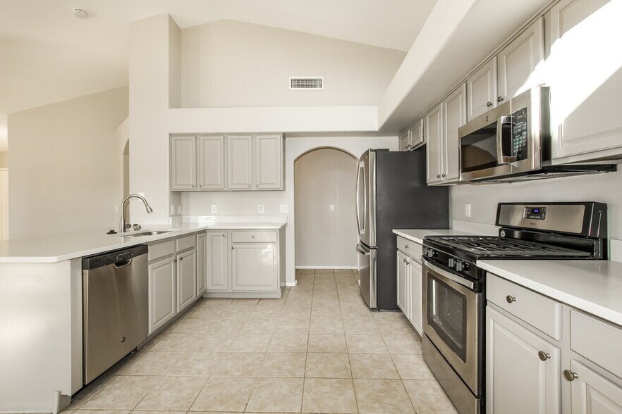 Building Photo - 6525 W Behrend Dr