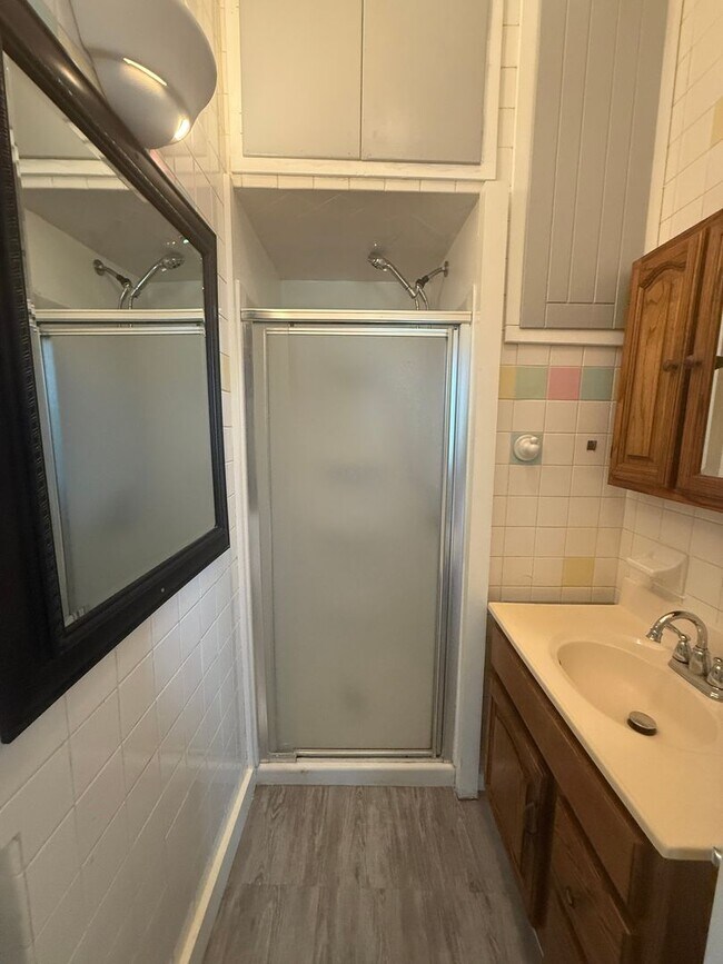 Building Photo - 2 bedroom available for a move right away!