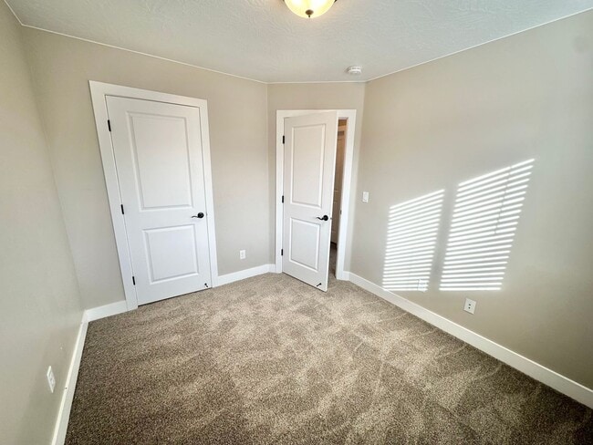 Building Photo - Desert Hills Gem!