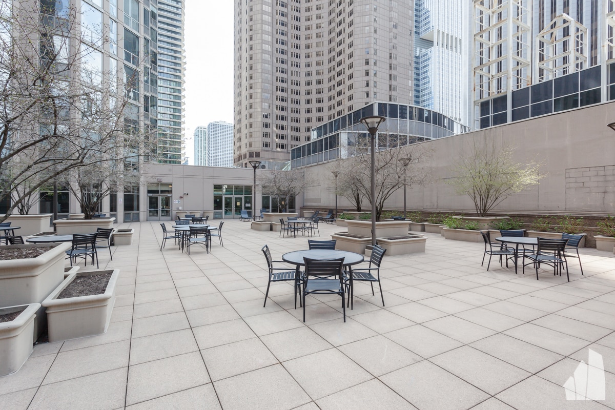 Building Photo - 222 N Columbus Dr