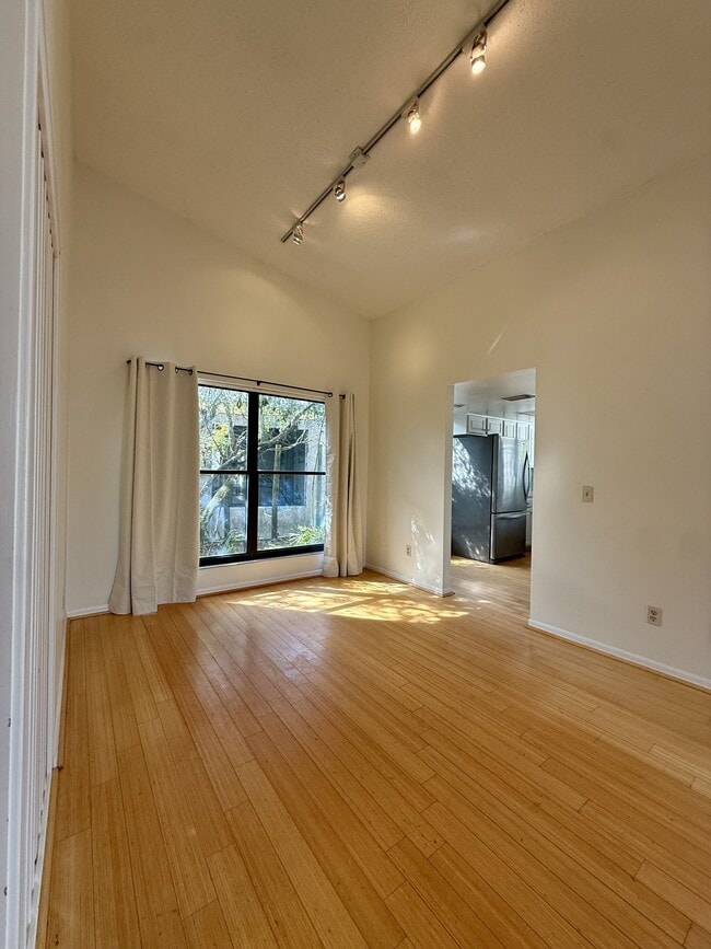 Building Photo - 2437 Burgundy Ct